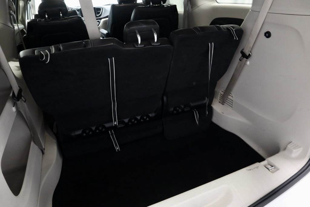 Used 2023 Chrysler Pacifica Touring-L image 15