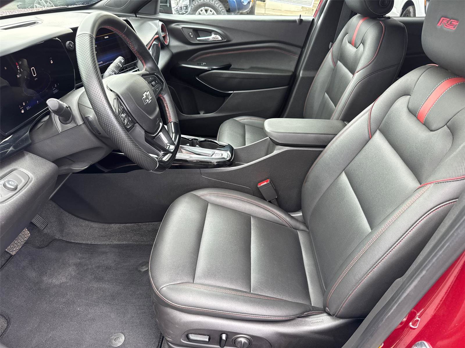 Used 2025 Chevrolet Trax RS FWD image 25