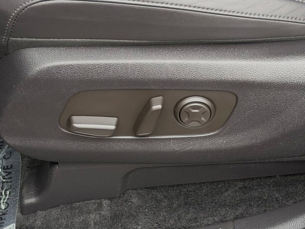 Used 2025 Kia Carnival EX FWD image 18