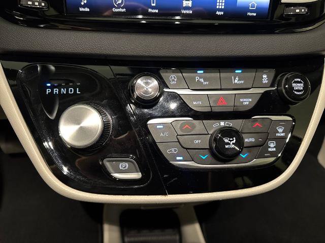 Used 2024 Chrysler Pacifica Touring-L FWD image 28