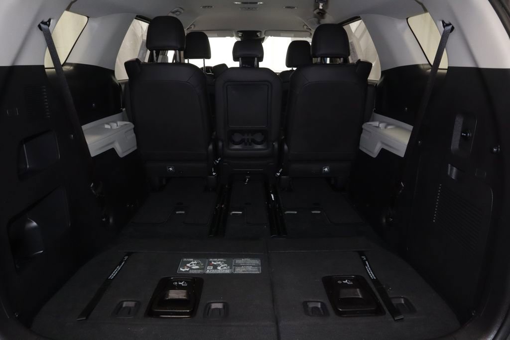 Used 2024 Kia Carnival LX FWD image 16