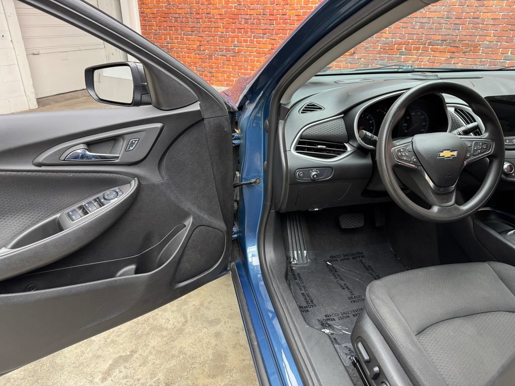 Used 2025 Chevrolet Malibu LT FWD image 7