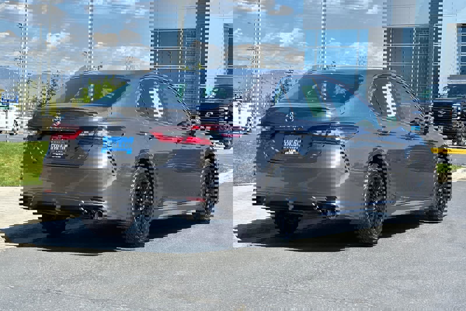 Used 2024 Toyota Camry SE FWD image 5