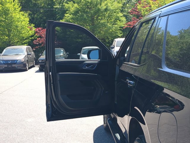 Used 2023 Chevrolet Tahoe Z71 w/ Luxury Package AWD/4WD image 13