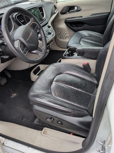 Used 2022 Chrysler Pacifica Touring-L FWD image 13