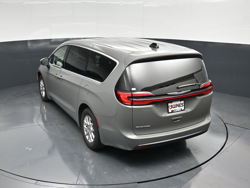 Used 2023 Chrysler Pacifica Touring-L image 47