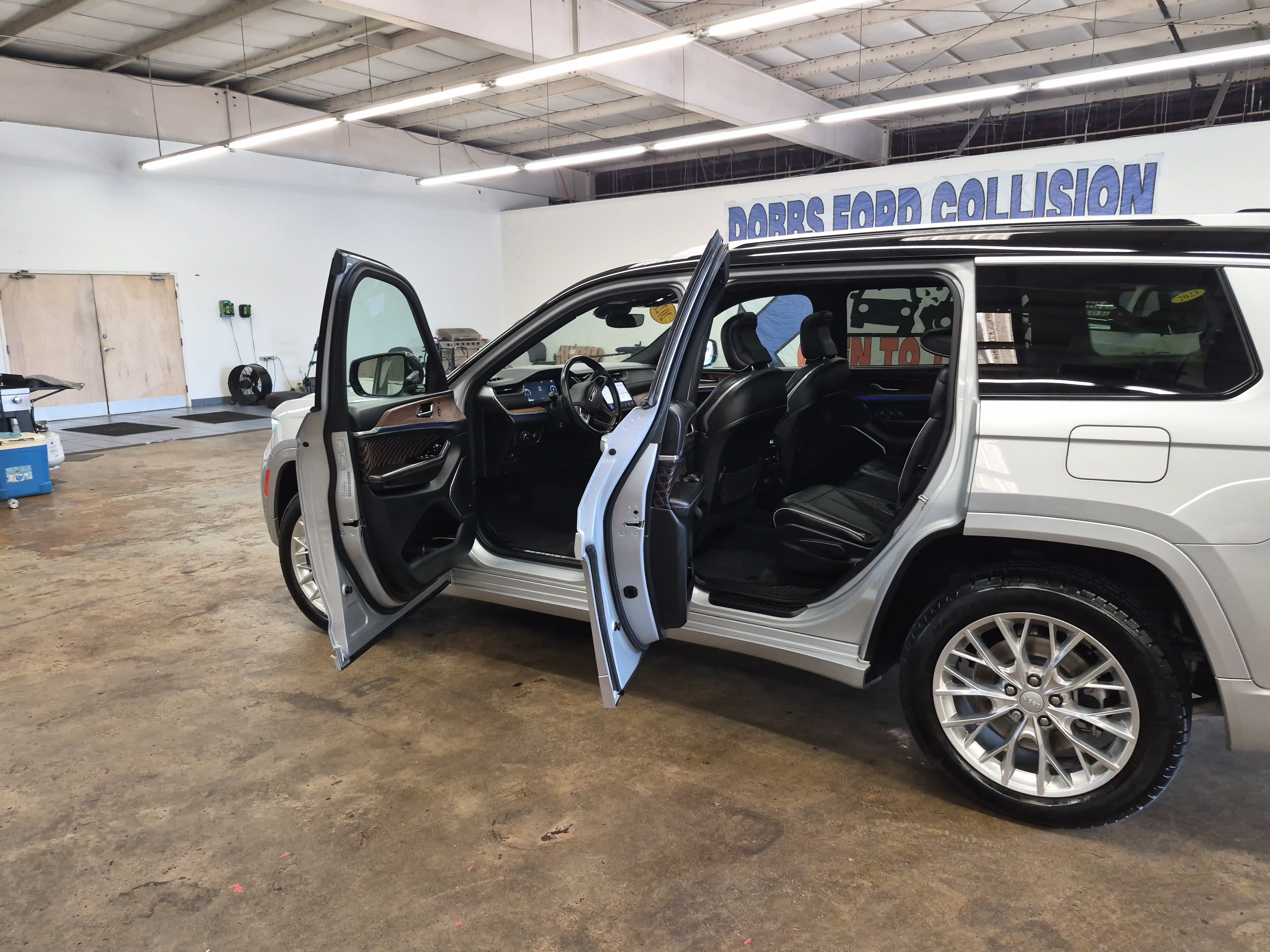 Used 2021 Jeep Grand Cherokee L Summit w/ Luxury Tech Group V AWD/4WD image 16