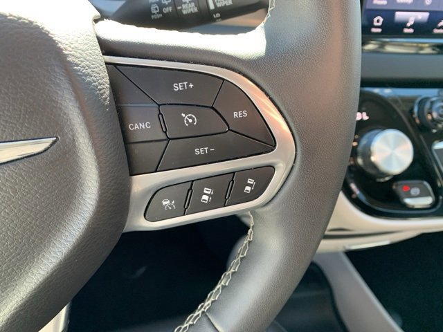 Used 2024 Chrysler Pacifica Touring-L image 14