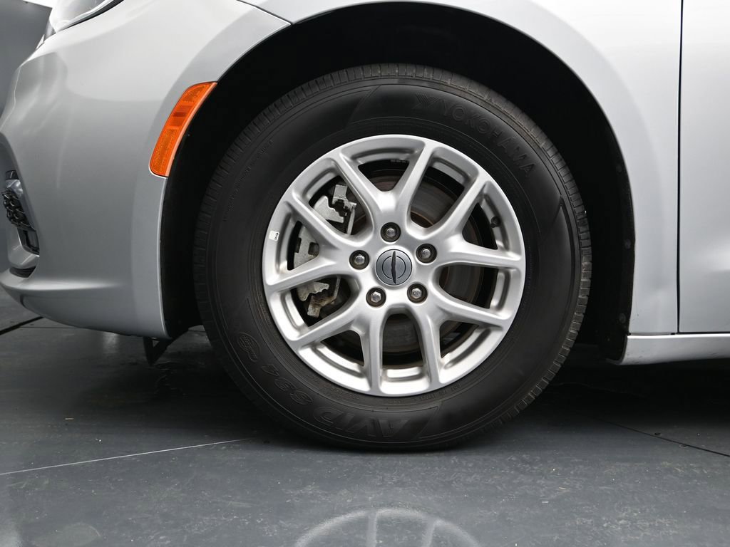 Used 2024 Chrysler Pacifica Touring-L image 13