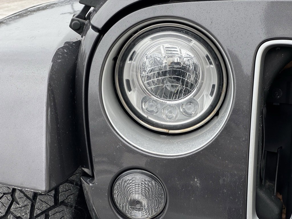 Used 2017 Jeep Wrangler Unlimited Sahara w/ Connectivity Group image 10