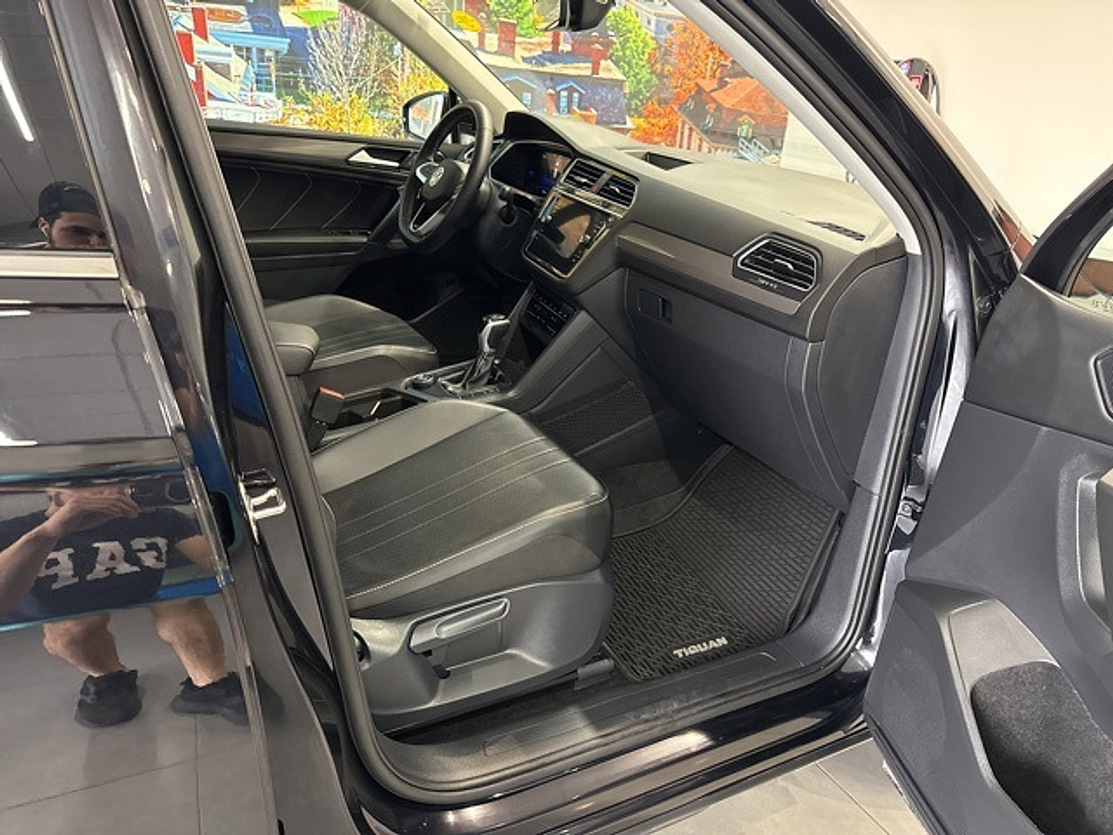 Used 2024 Volkswagen Tiguan SE image 52