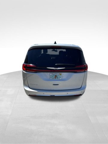 Used 2024 Chrysler Pacifica Touring-L FWD image 5