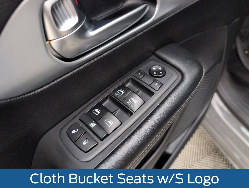 Used 2020 Chrysler Pacifica Touring w/ S Appearance Package FWD image 32