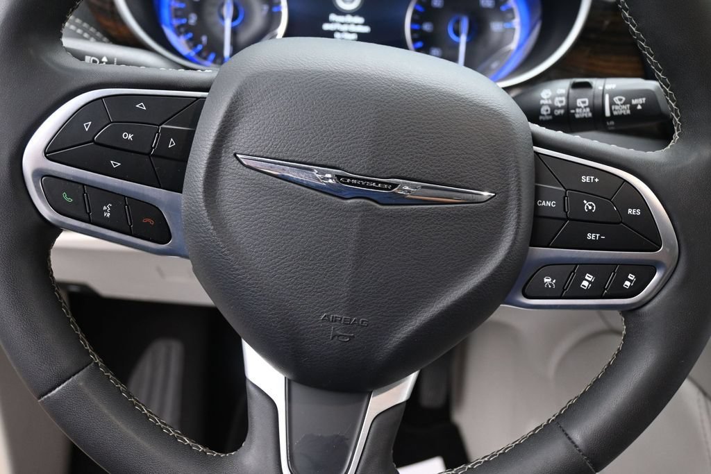 Used 2023 Chrysler Pacifica Limited FWD image 12