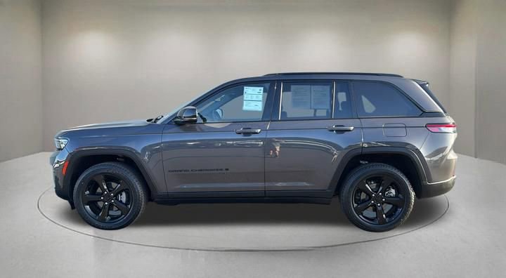 Used 2023 Jeep Grand Cherokee Altitude AWD/4WD image 5