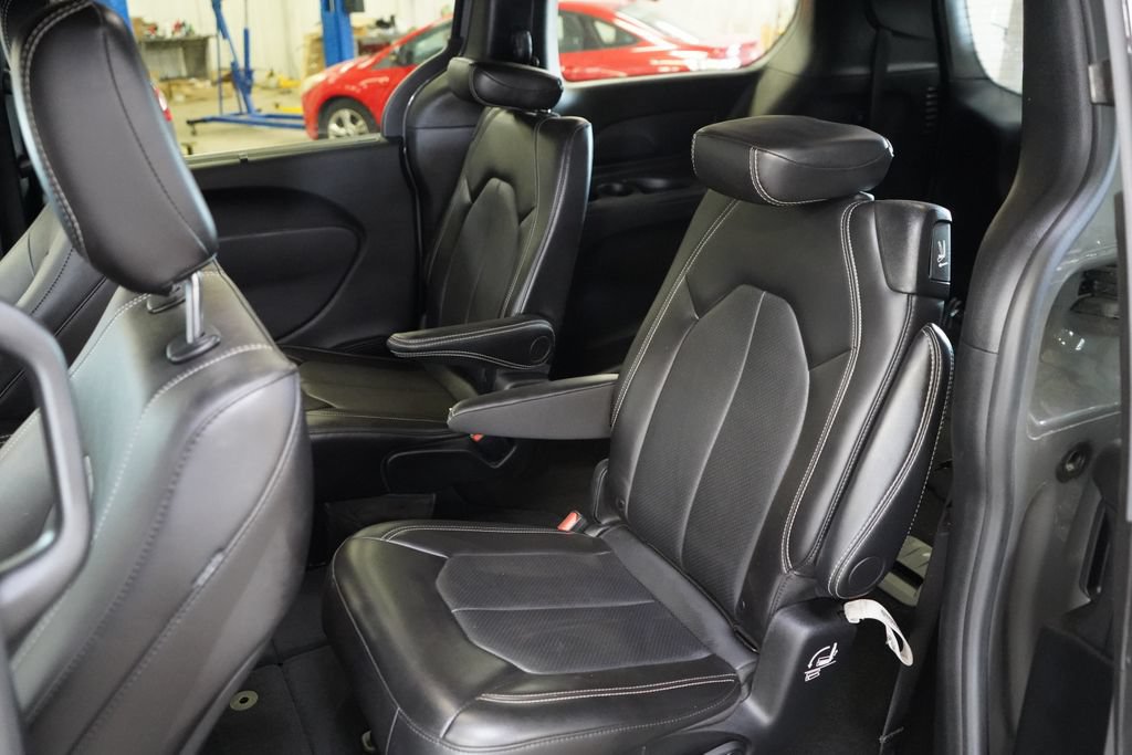 Used 2025 Chrysler Pacifica Select FWD image 24