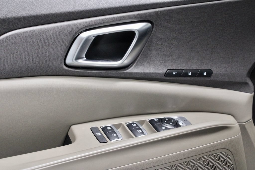 Used 2026 Kia Carnival EX FWD image 24