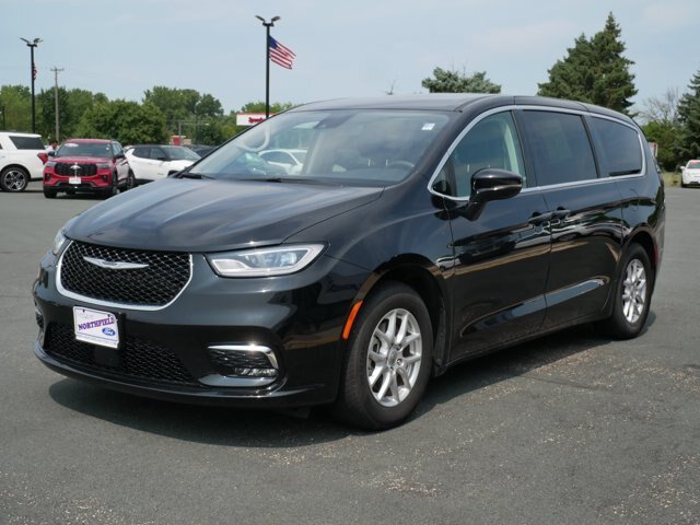 Used 2024 Chrysler Pacifica Touring-L FWD image 4