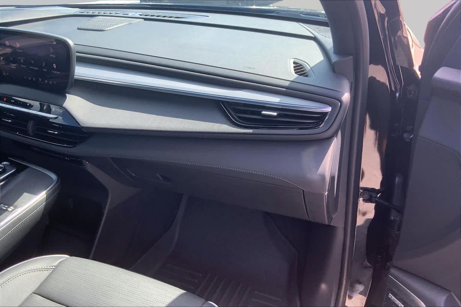 Used 2025 Buick Enclave Sport Touring w/ Power Package FWD image 18