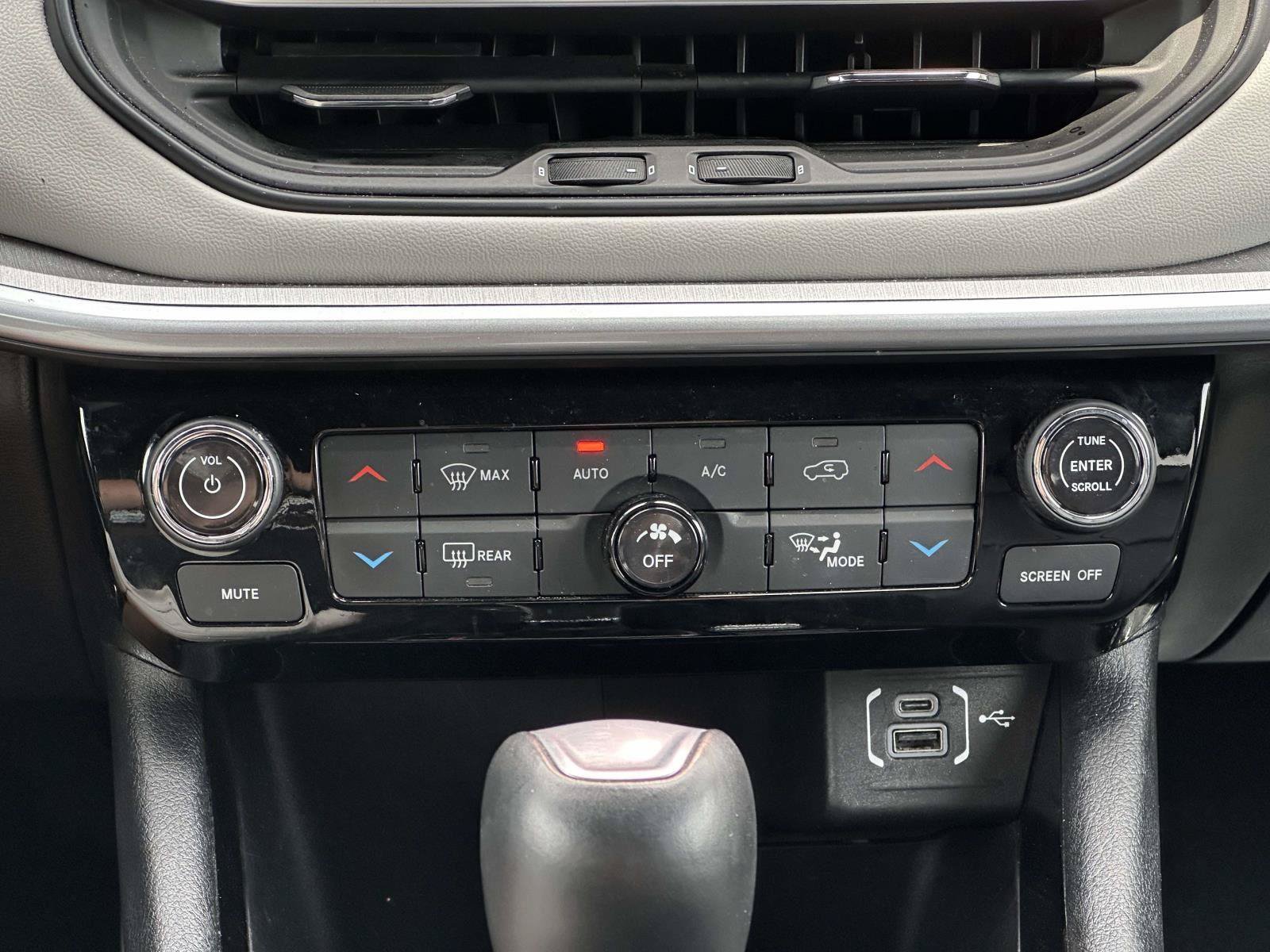 Used 2025 Jeep Compass Limited AWD/4WD image 17