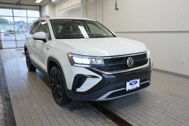 Used 2022 Volkswagen Taos SE w/ Panoramic Sunroof Package AWD/4WD image 16