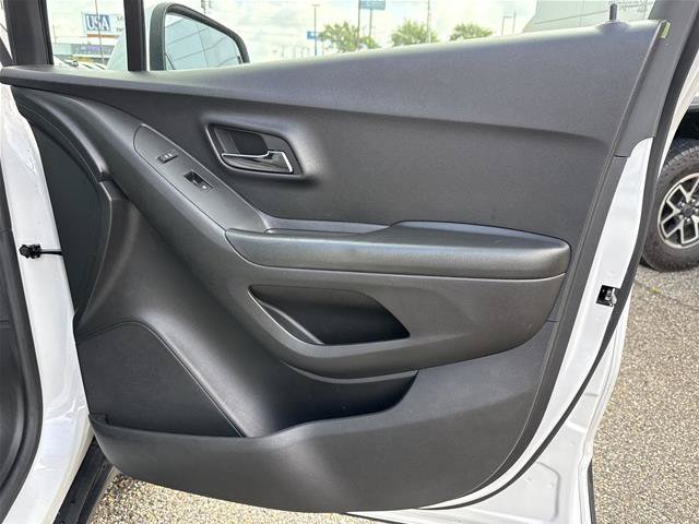 Used 2022 Chevrolet Trax LT w/ LT Convenience Package AWD/4WD image 21