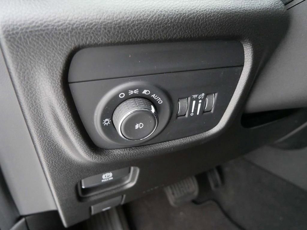 Used 2024 Jeep Grand Cherokee Limited w/ Luxury Tech Group II image 15