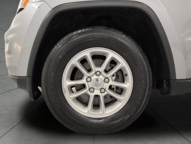 Used 2020 Jeep Grand Cherokee Laredo AWD/4WD image 4