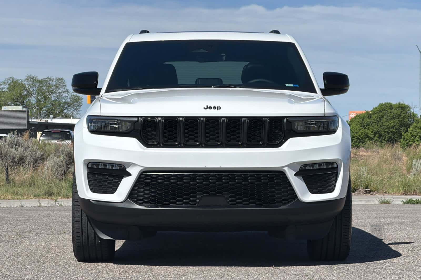 Used 2025 Jeep Grand Cherokee Limited w/ Black Appearance Package AWD/4WD image 10