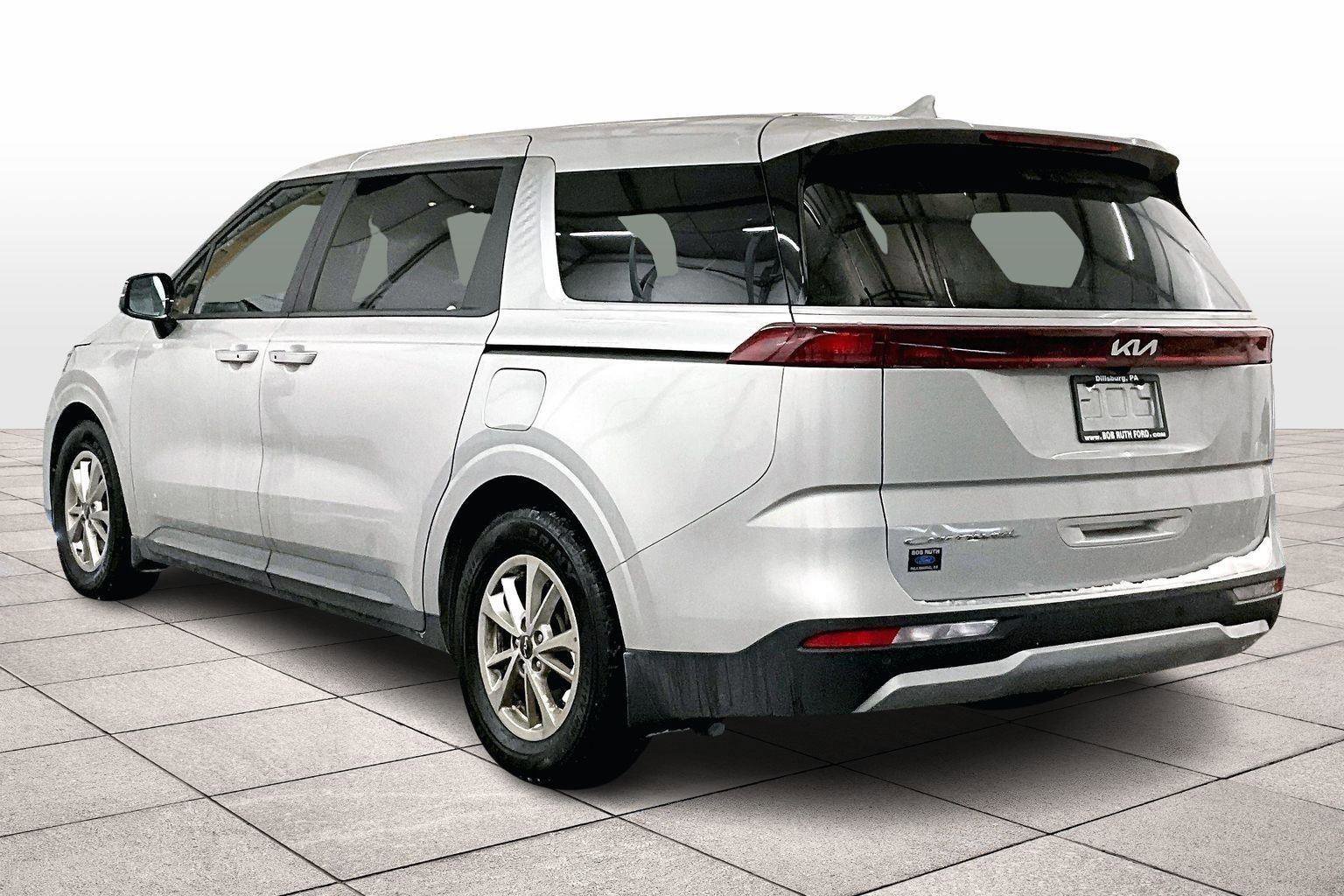 Used 2022 Kia Carnival LX image 4