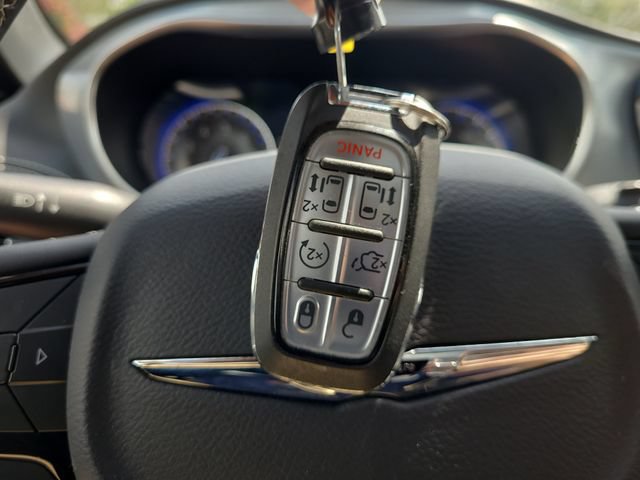 Used 2025 Chrysler Pacifica Limited FWD image 32