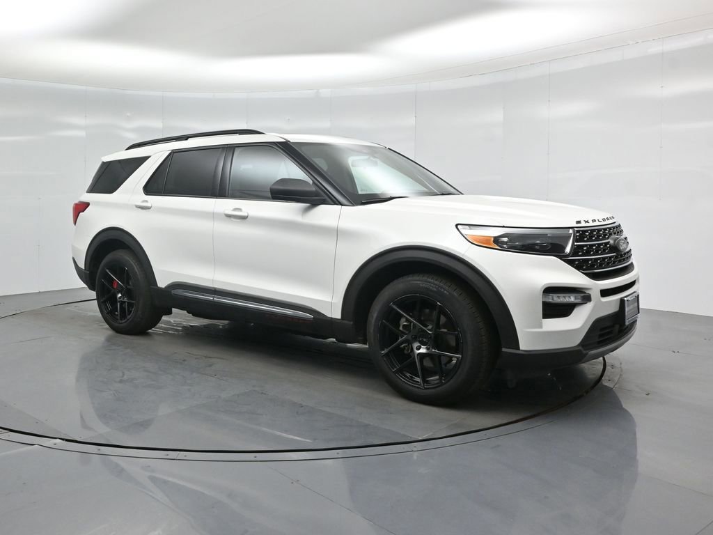 Certified 2020 Ford Explorer XLT w/ Equipment Group 202A image 3