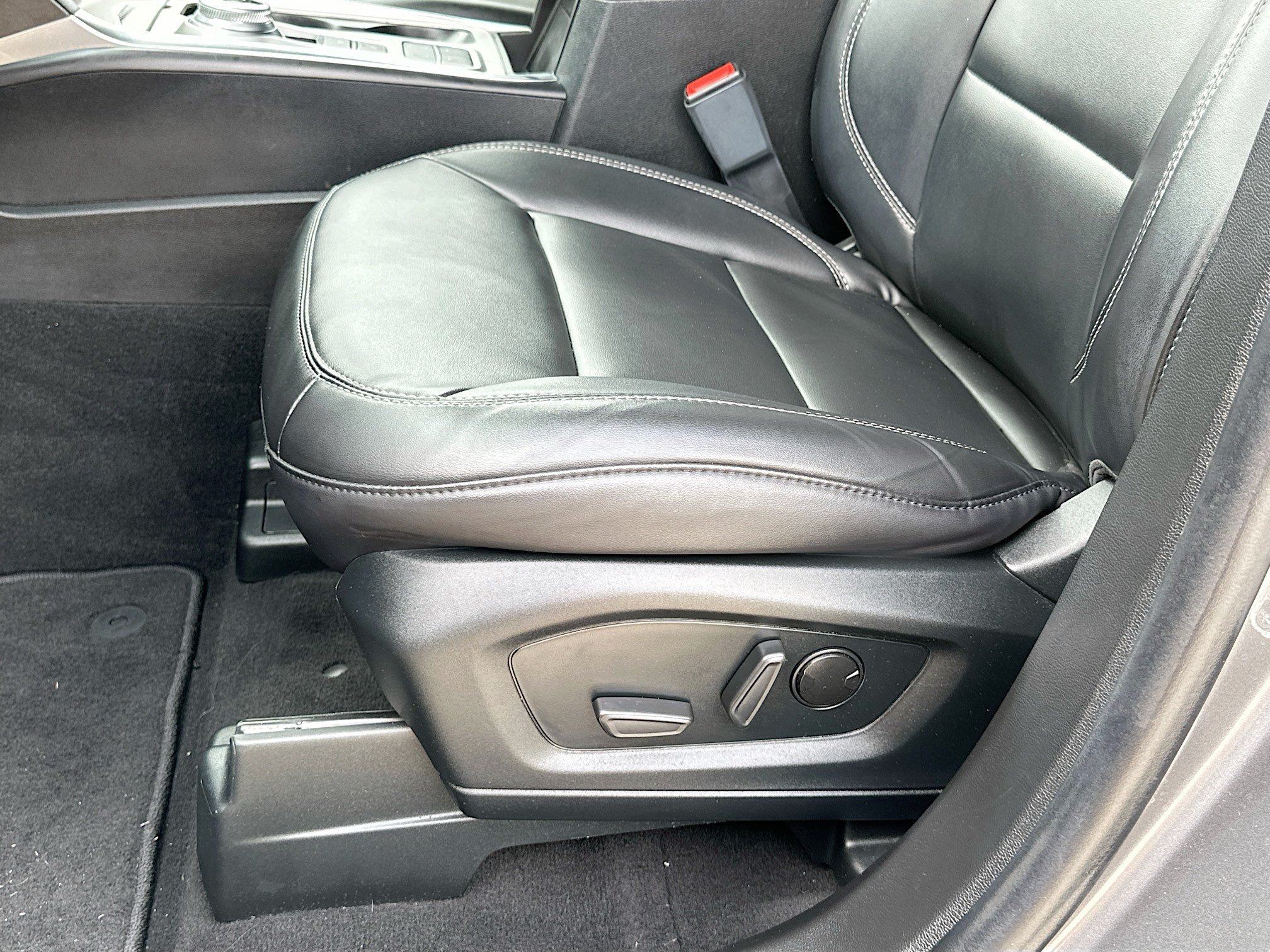 Certified 2023 Ford Explorer XLT w/ Equipment Group 202A RWD image 18
