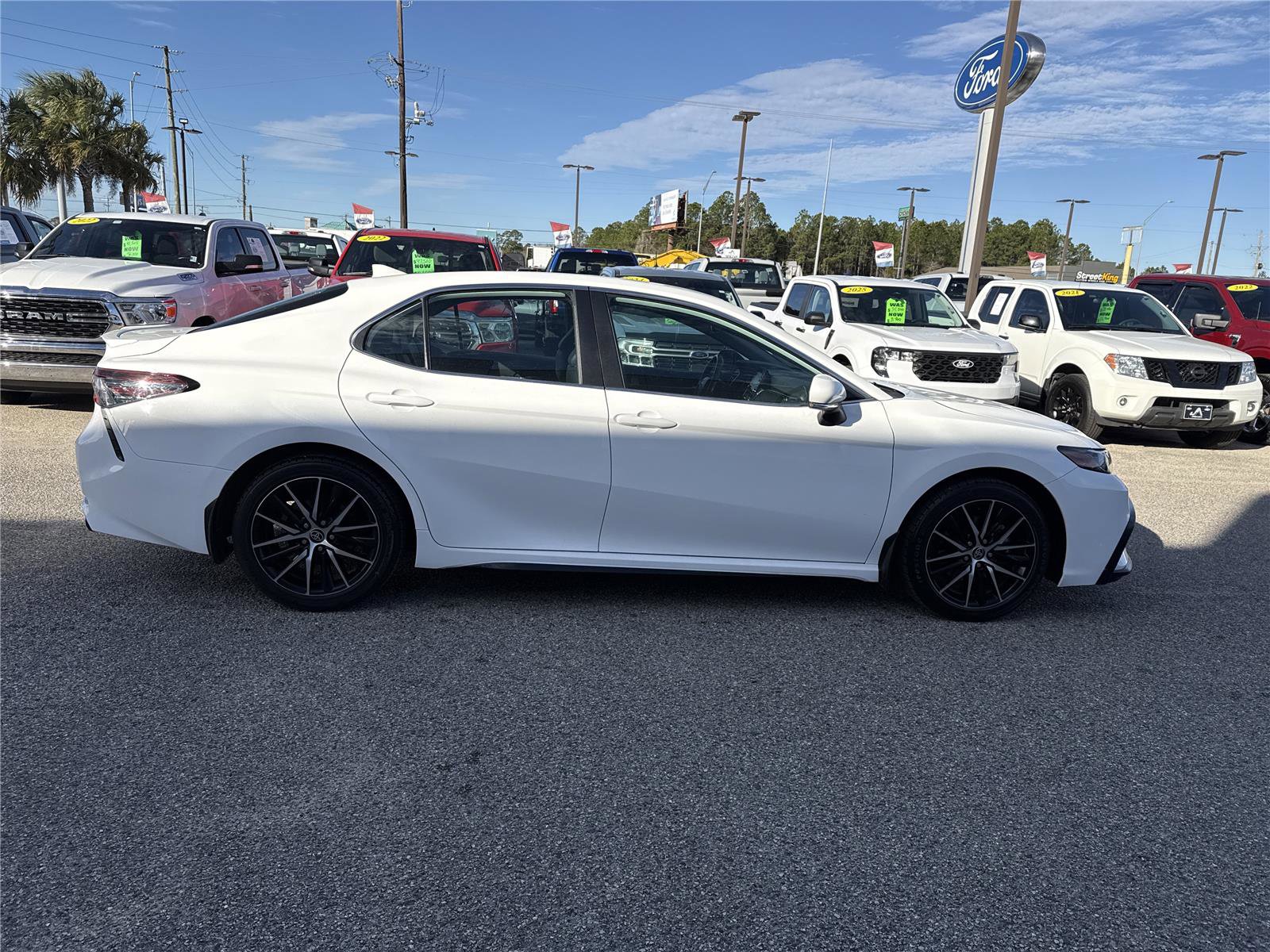 Used 2024 Toyota Camry SE image 40