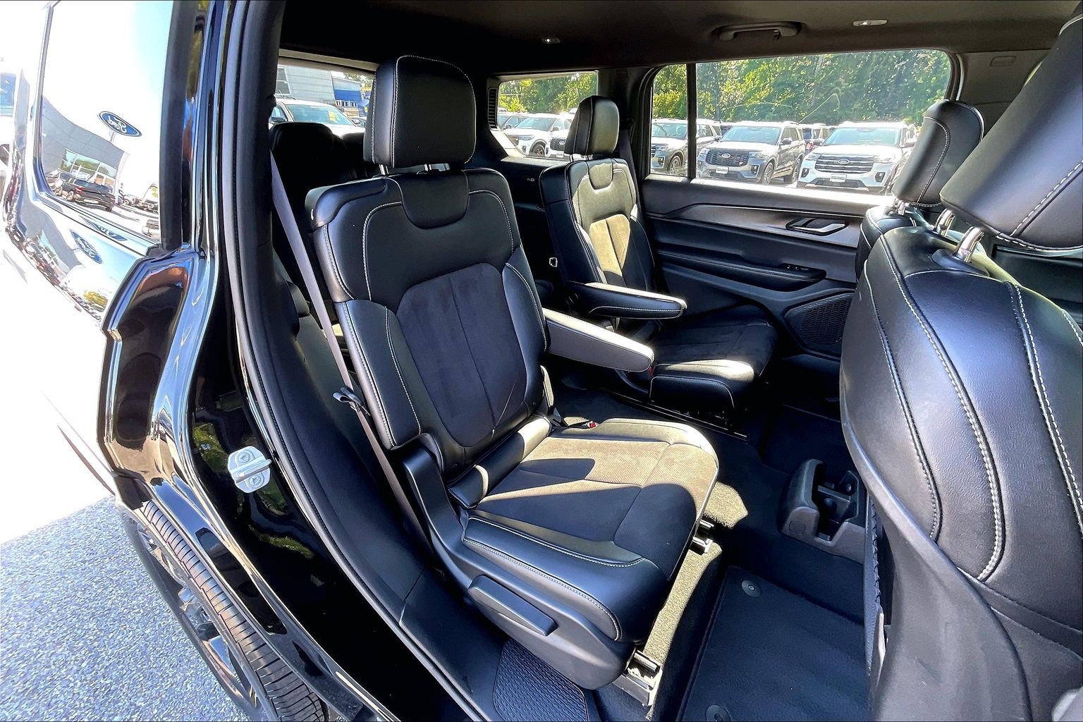 Used 2023 Jeep Grand Cherokee L Laredo AWD/4WD image 27