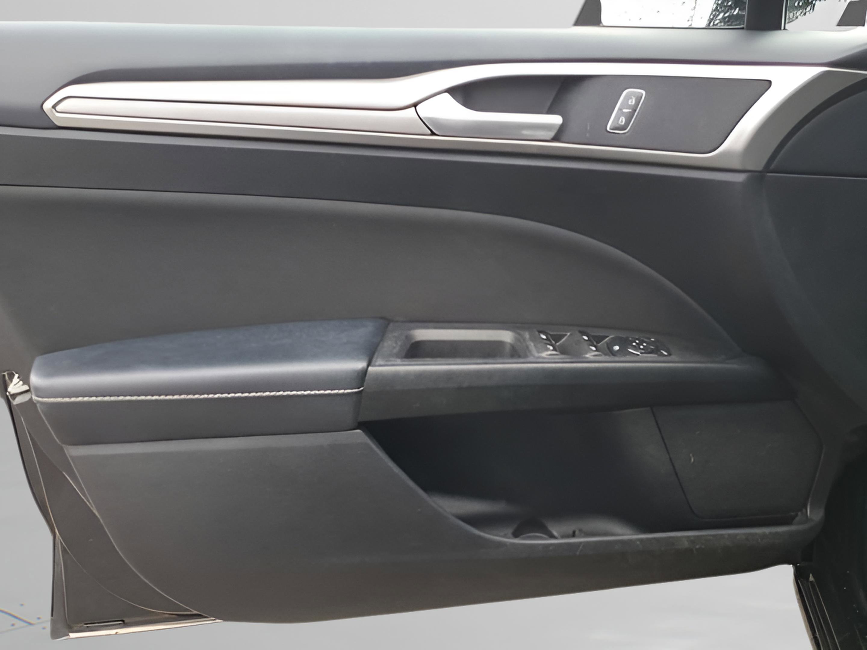 Certified 2018 Ford Fusion SE w/ Fusion SE Technology Package FWD image 28