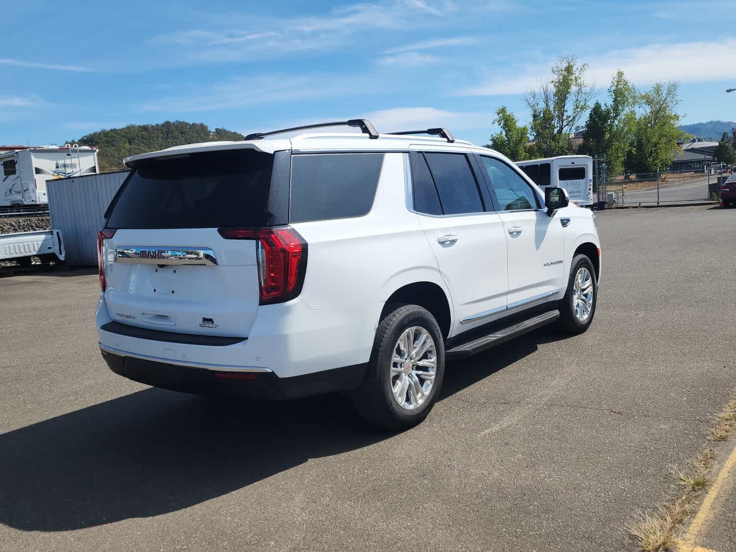 Used 2021 GMC Yukon SLT w/ SLT Premium Package AWD/4WD image 4