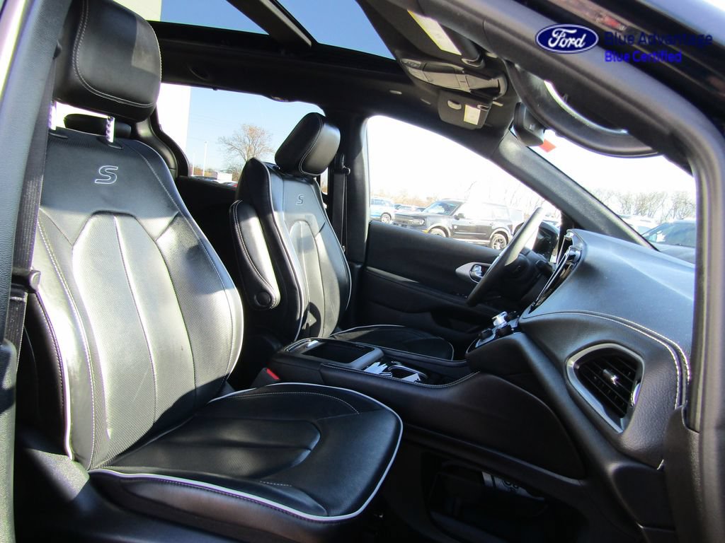 Used 2025 Chrysler Pacifica Limited FWD image 21