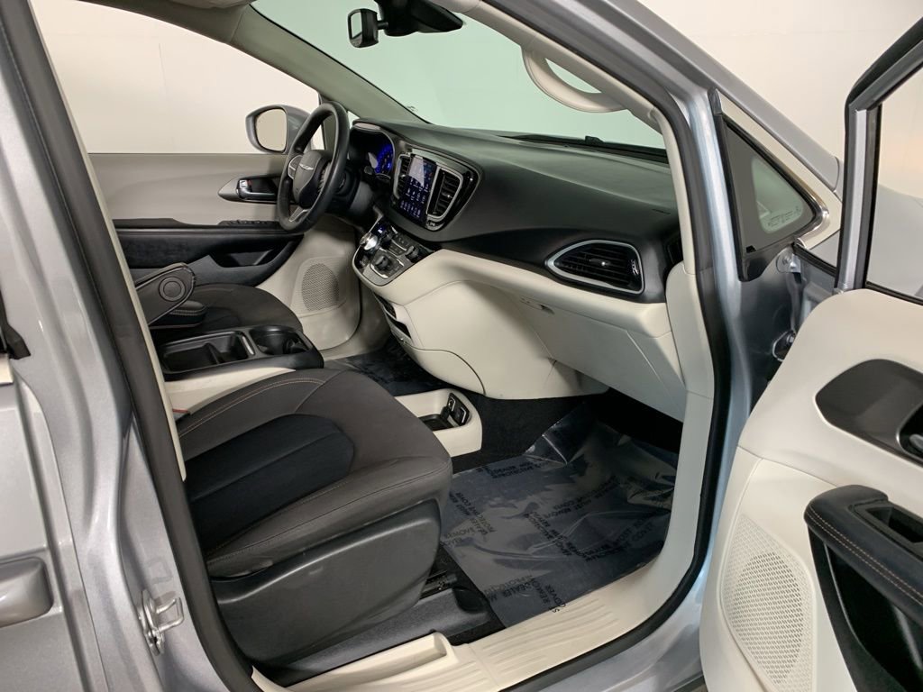 Used 2020 Chrysler Pacifica Touring w/ Advanced Safetytec Group FWD image 37