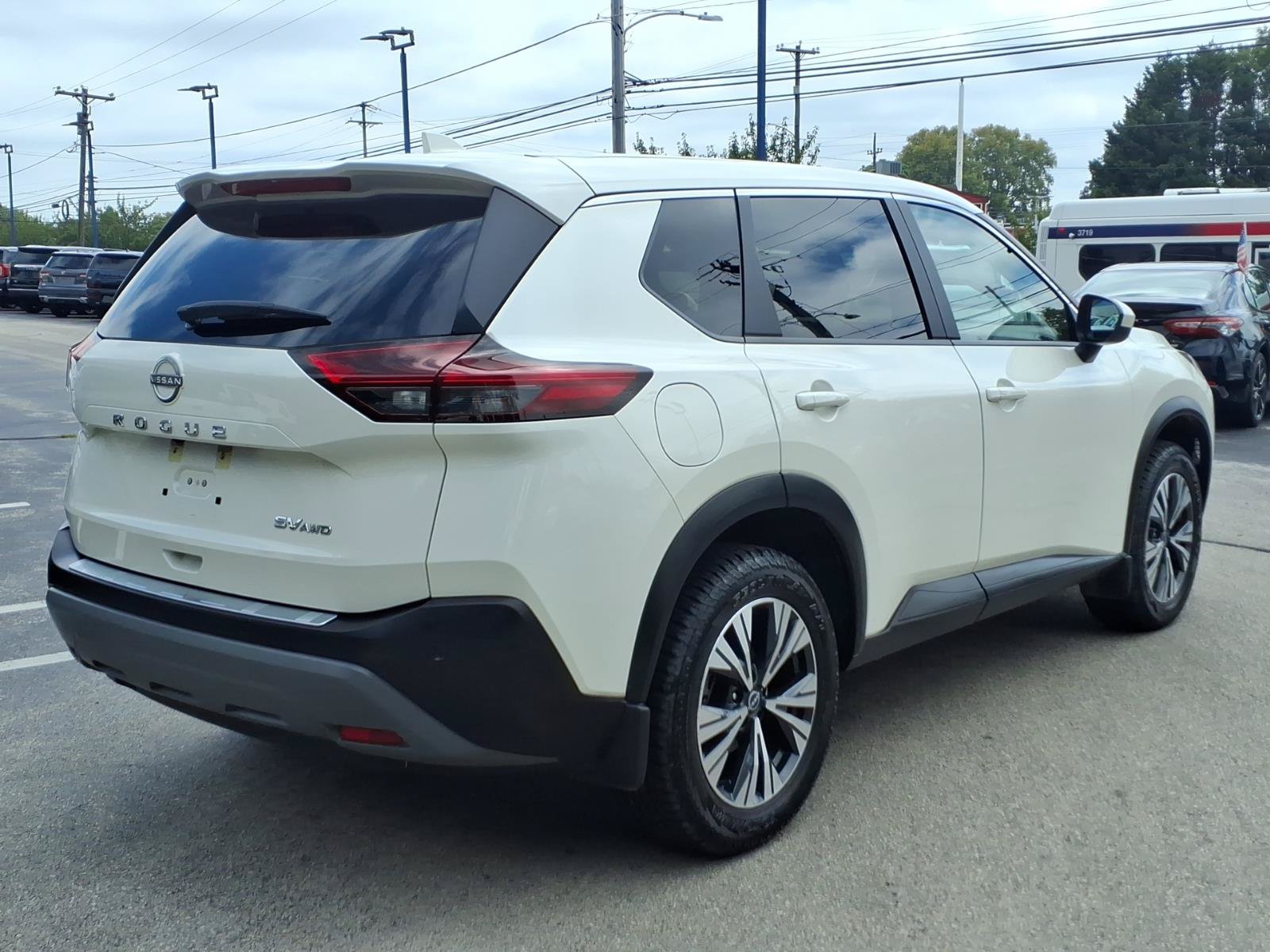 Used 2023 Nissan Rogue SV AWD/4WD image 3