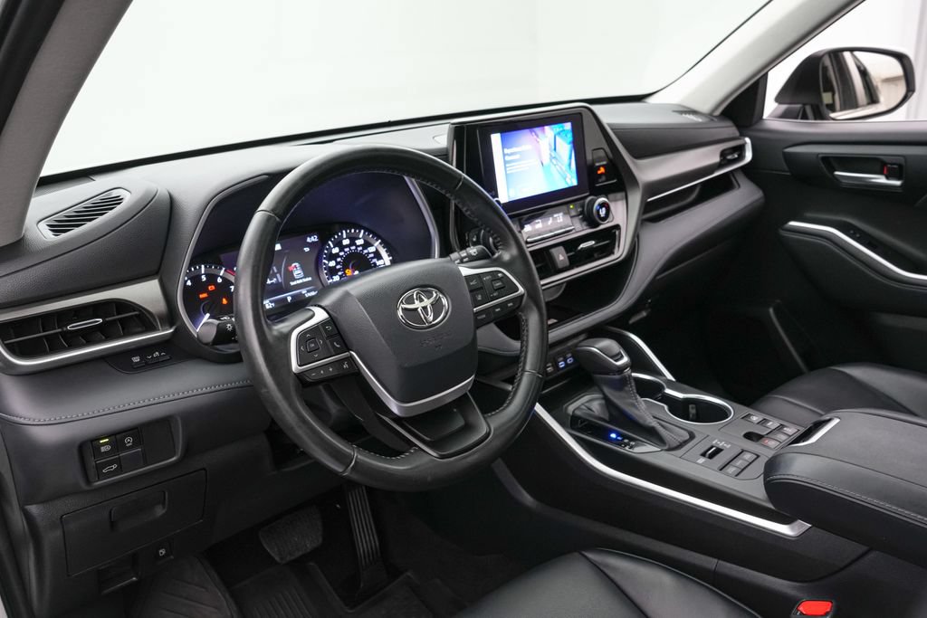 Used 2023 Toyota Highlander XLE AWD/4WD image 12