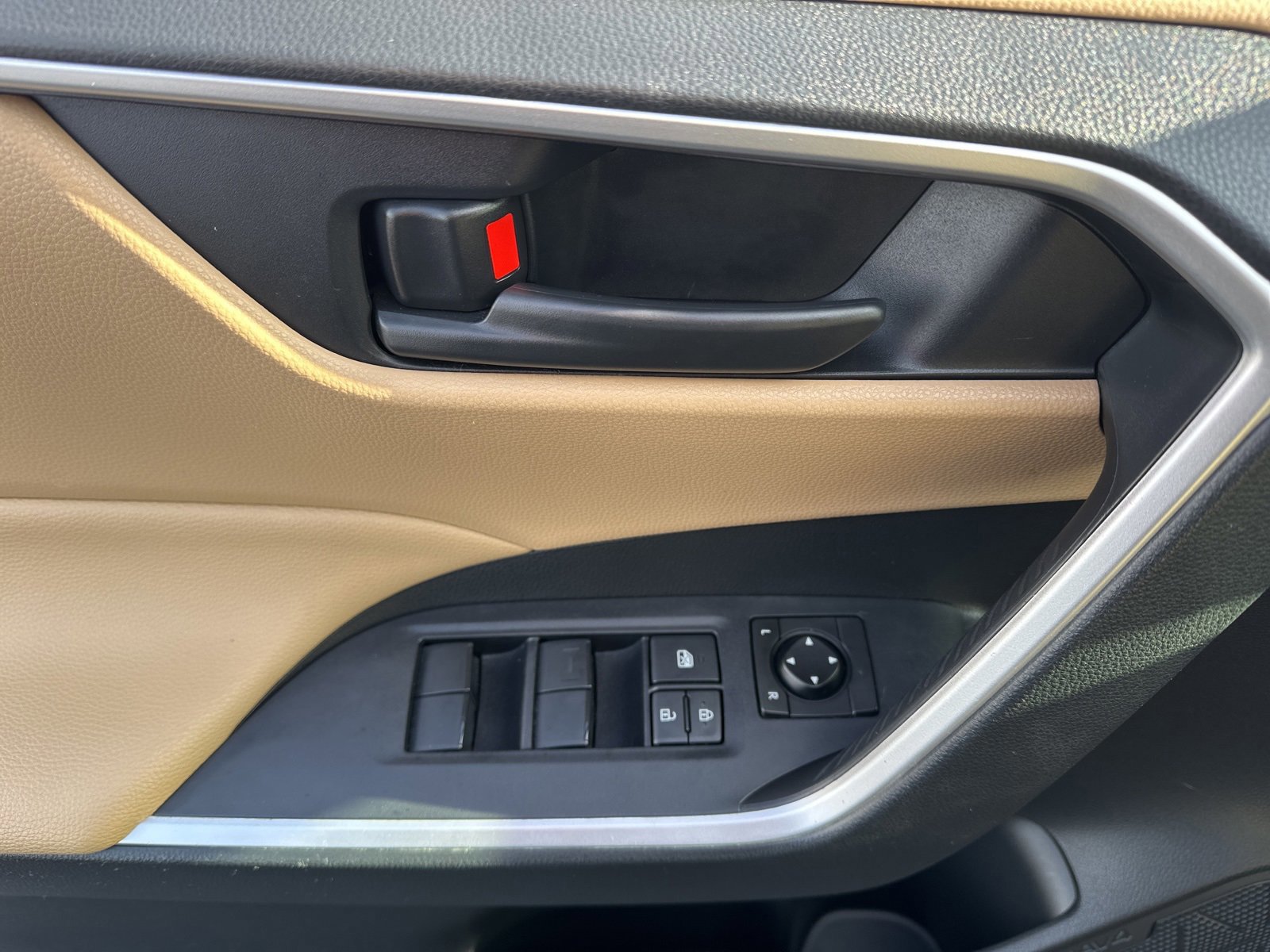 Used 2019 Toyota RAV4 LE image 21