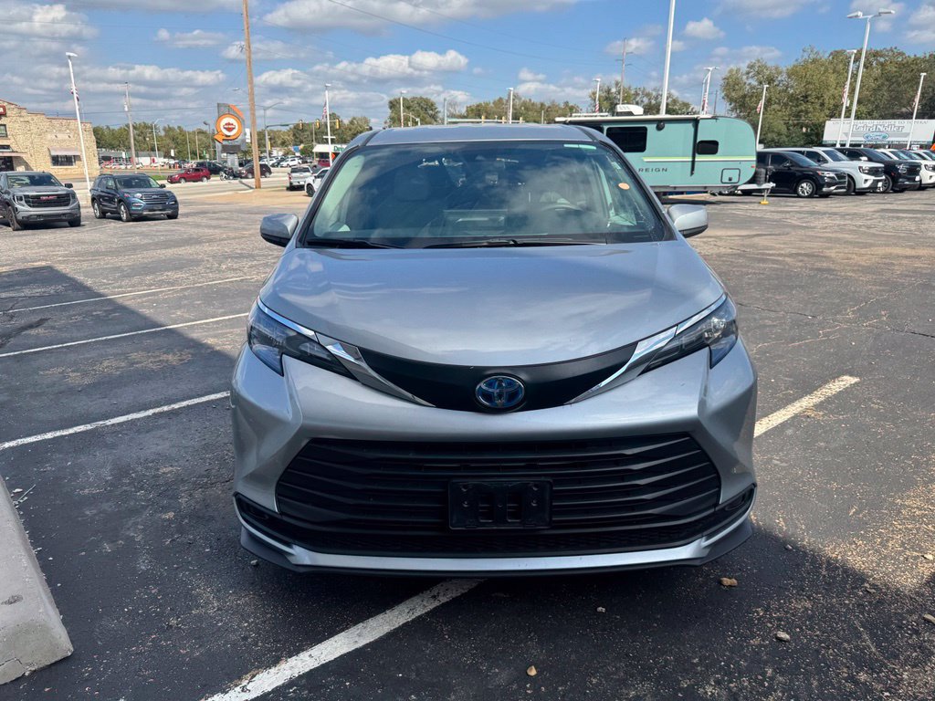 Used 2025 Toyota Sienna LE FWD image 2