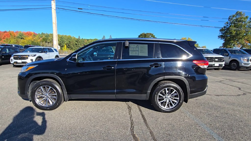Used 2019 Toyota Highlander XLE w/ Carpet Mat Package (TMS) AWD/4WD image 17