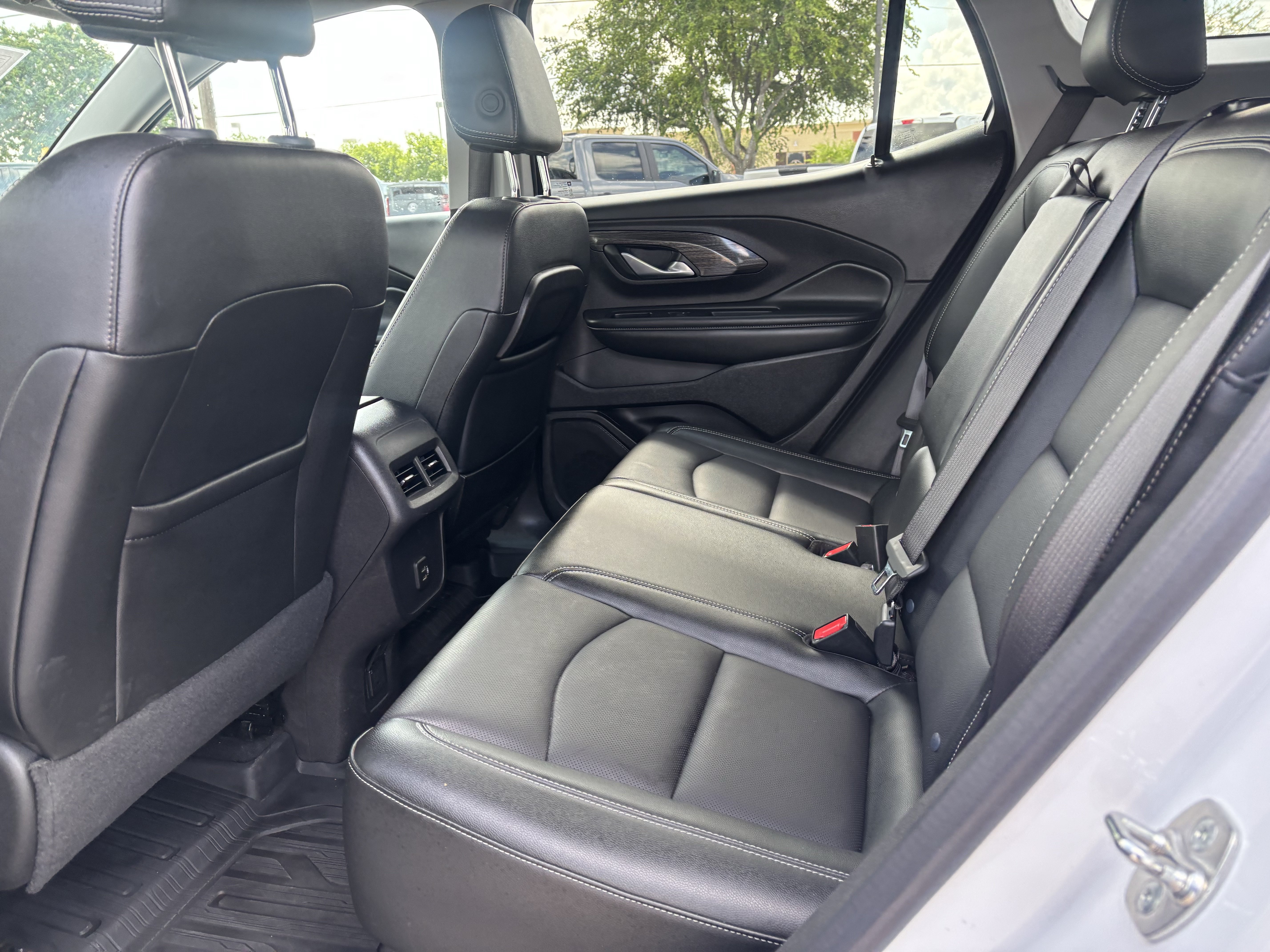 Used 2024 GMC Terrain SLT AWD/4WD image 15