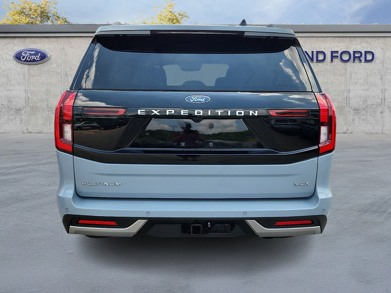 Certified 2025 Ford Expedition Max Platinum w/ Driver's Package AWD/4WD image 5