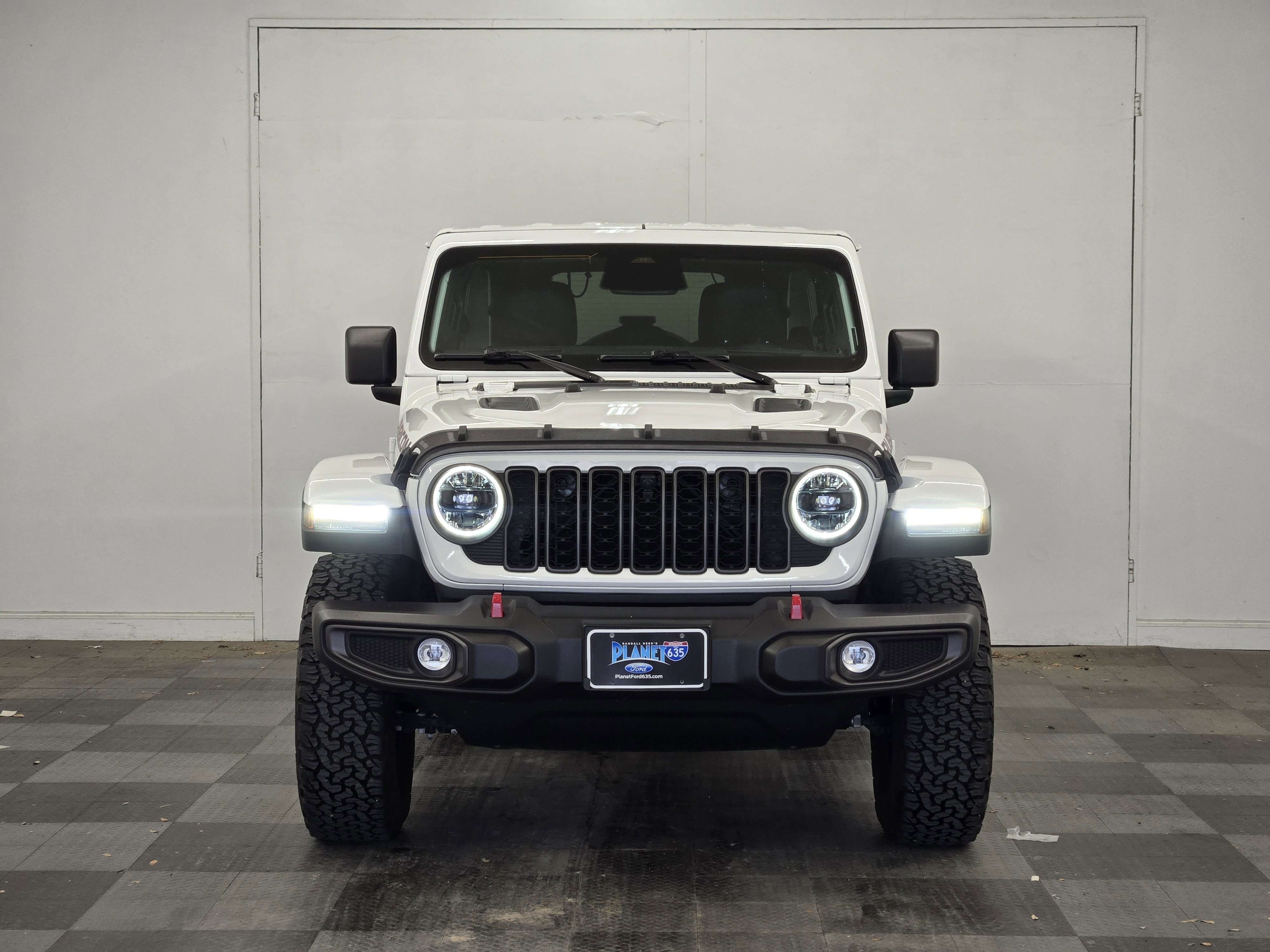Used 2025 Jeep Wrangler Unlimited Rubicon w/ Safety Group AWD/4WD image 3