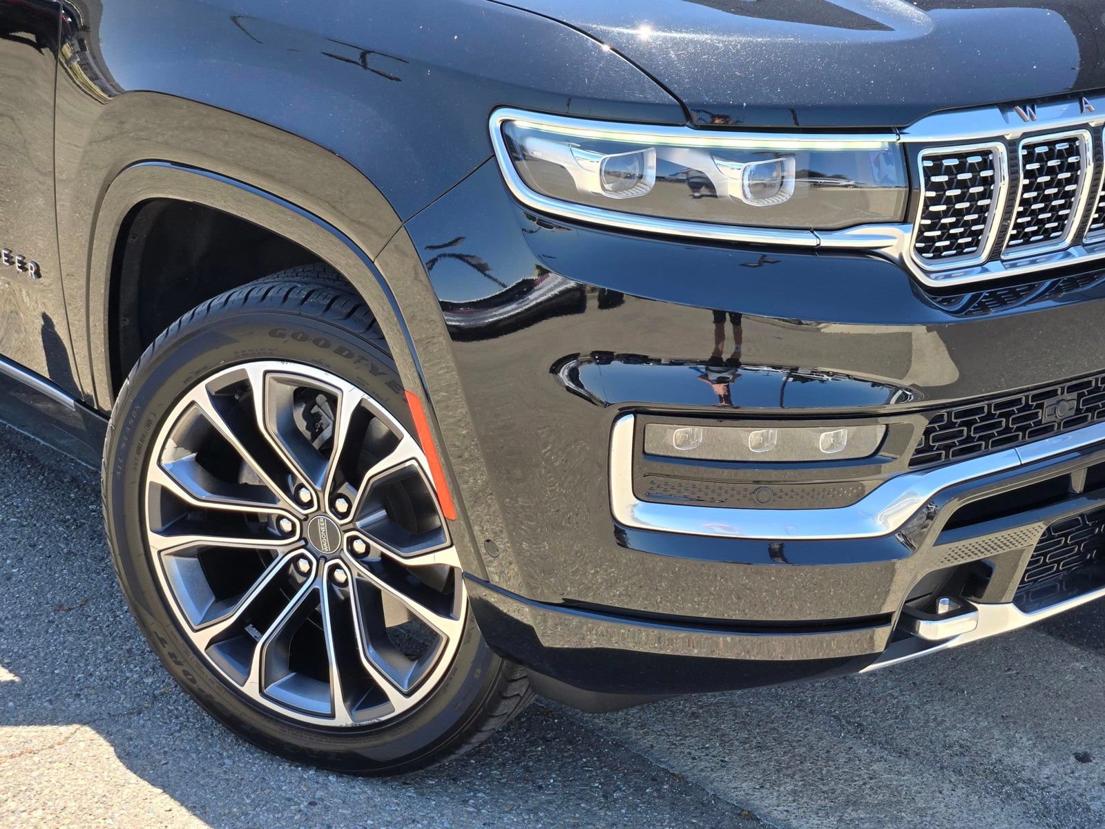 Used 2022 Jeep Grand Wagoneer Series III w/ Rear Seat Video Group 1 AWD/4WD image 9