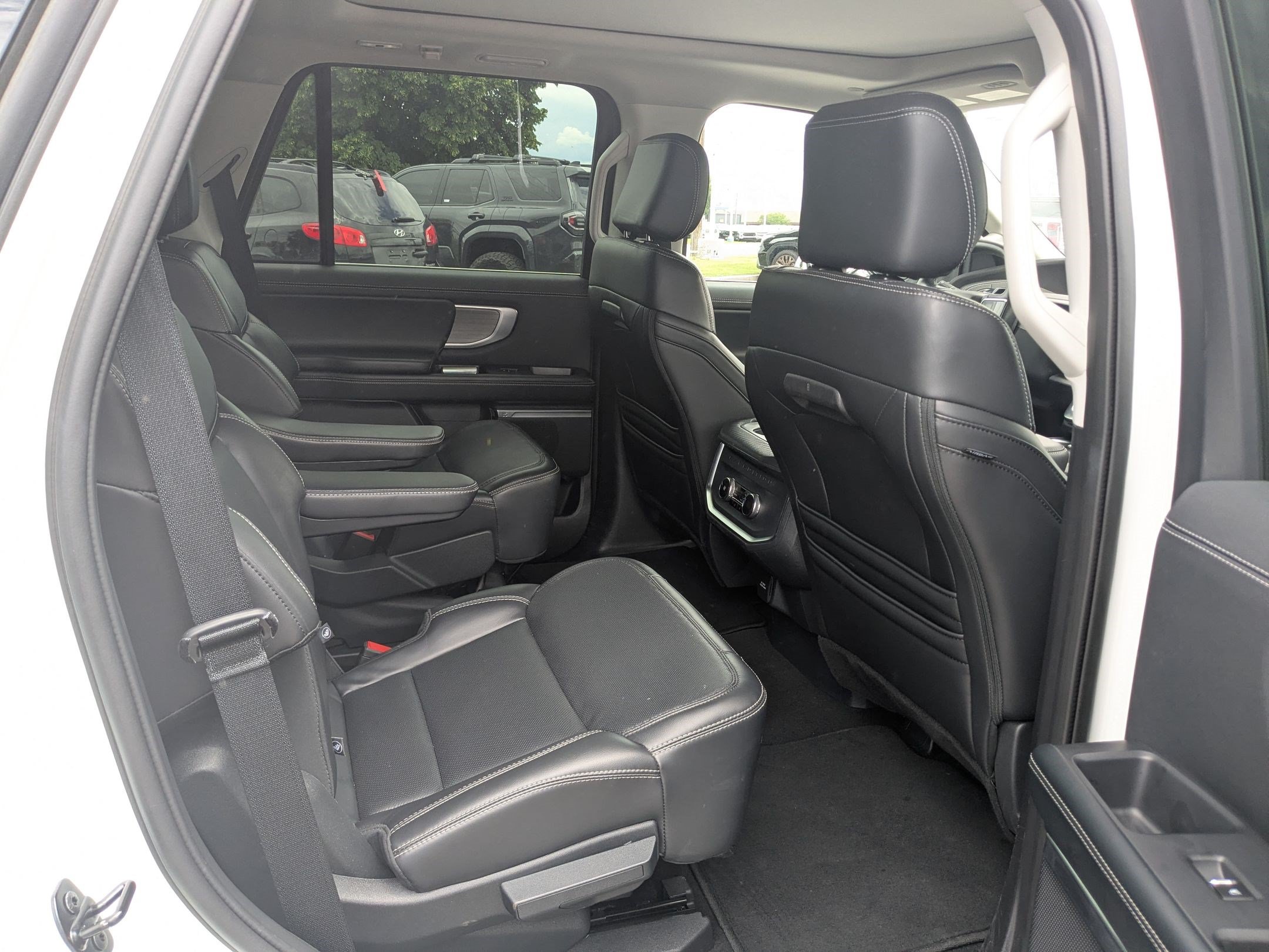 Certified 2025 Ford Expedition Platinum AWD/4WD image 33