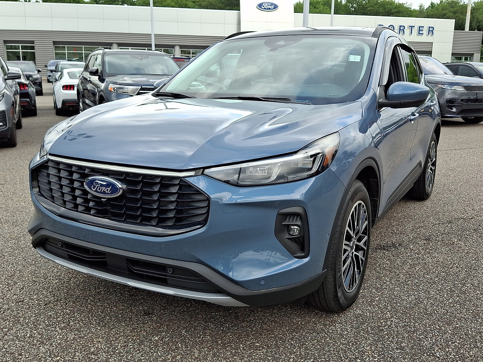 Certified 2023 Ford Escape SE w/ PHEV Premium Package FWD image 4